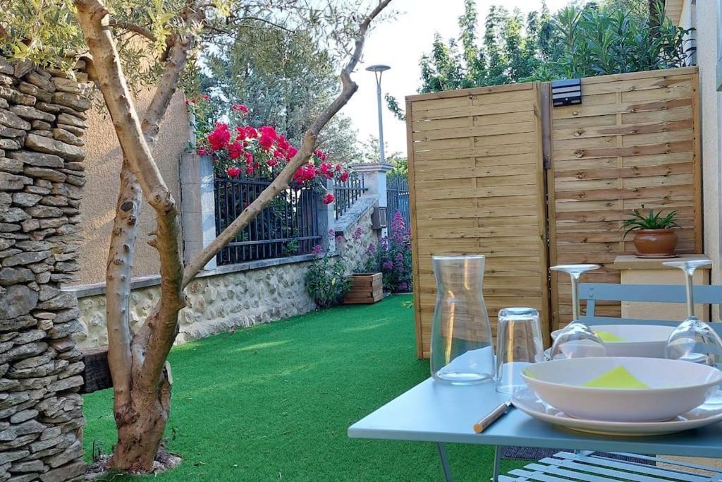 איל-סור-לה-סורג Gite De L'Olivier, Classe, Climatise, Jardin Avec Parking Gratuit Devant Le Logement Et A 5 Minutes Du Centre-Ville A Pied מראה חיצוני תמונה
